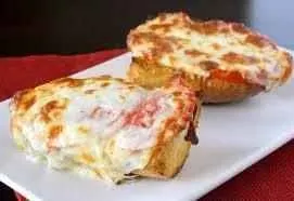 Toast de queso y pasta de tomate