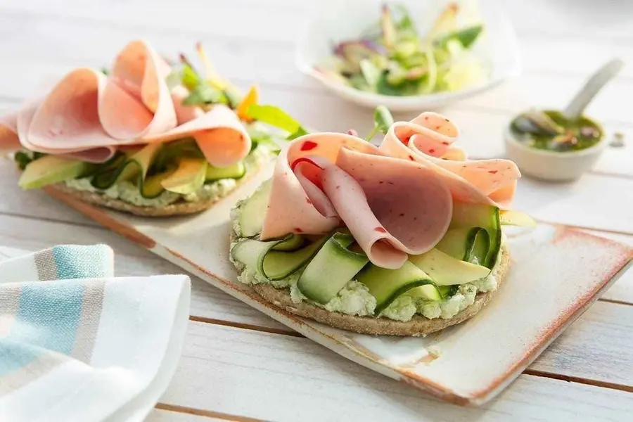 Toast de queso crema con aguacate