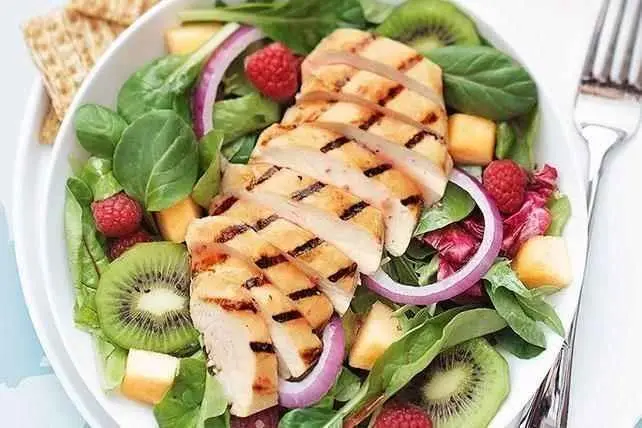 Ensalada dulce de pollo a la plancha